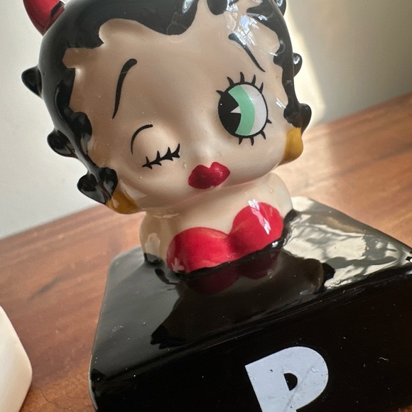 Betty Boop Salt and Pepper Shakers - Black, White, Red, Gold - Picture 3 of 5